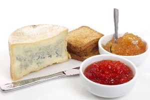 Comer queso azul con pan y mermelada puede llevar a ganar peso.
