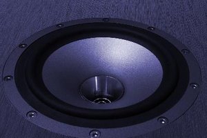 El divisor de frecuencia se utiliza para determinar qué frecuencias se entregan a cada uno de los altavoces, subwoofers y amplificadores, así como también los niveles en los que se están entregando.