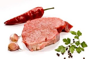 La carne de res baja en grasa o sin grasa mantiene bajo el contenido de grasas saturadas.