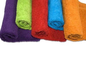 Los ácaros de la sarna sobreviven dos o tres días en artículos como ropa de cama y toallas.
