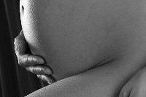 Las mujeres embarazadas no deben consumir ácido bórico.
