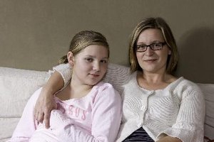 Síguele el rastro a tu hijo adolescente y contrólalo a diario para mantener la comunicación abierta.