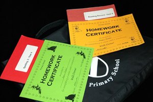 Revisar las tareas de tu hijo es una forma en que puede mejorar sus posibilidades de éxito en la escuela.