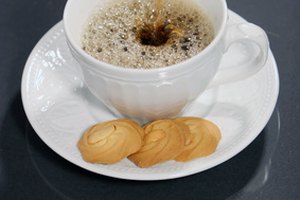 La cafeína, el alcohol, los edulcorantes artificales y los tomates pueden producir espasmos en la vejiga.