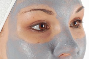 Una mascarilla de arcilla verde ayuda a tratar y a prevenir los puntos negros.
