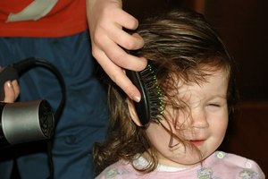 El cabello fino de bebé es más lindo en los bebés.