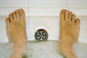 Añade algo de vinagre a un baño caliente para desintoxicarte.