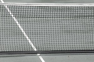 Las canchas de tenis tienen líneas límites claras.