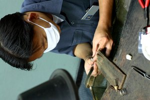 El perídoto artificial le gana al natural en perfección, pero no en precio.