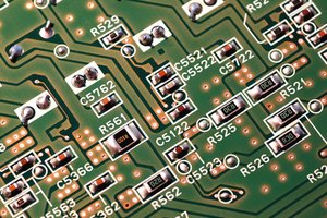 Los chips de tóner monitorean los niveles en los cartuchos de tóner.