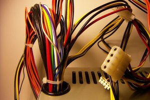 Los cables de una fuente de alimentación.