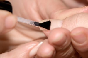 La queratina y la vitamina C promueven la salud de las uñas.