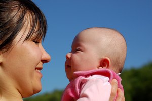 Verlo a los ojos le ayuda a desarrollarse socialmente.
