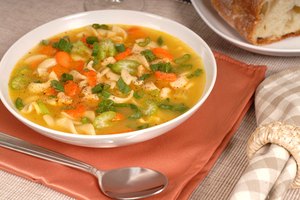 La sopa de pollo puede ayudar a reducir los síntomas del resfriado común.