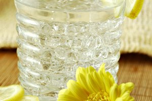 Los beneficios para el cuerpo de beber agua con limón caliente son muchos.