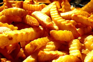 Las papas fritas contienen grasas trans perjudiciales.