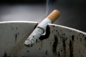 El fumar aumenta el riesgo de padecer cáncer de boca y de garganta.