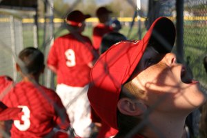 Aprender lo básico del béisbol debe ser agradable para los jóvenes jugadores que están aprendiendo a jugar.