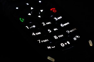Puedes escribir caracteres especiales en teléfonos celulares a través del modo de entrada de caracteres especiales del teléfono.