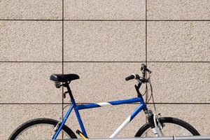 Andar en bicicleta es un ejercicio cardiovascular que estimula la pérdida de peso después de una histerectomía.