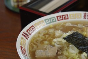 Las algas marinas en tu sopa pueden aumentar el contenido de yodo y selenio, los cuales son importantes para la tiroides.