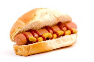 Los hot dogs y otras carnes procesadas pueden desencadenar migrañas.