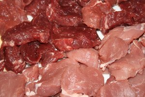 La carne de cerdo y la de res mal cocinadas son dos fuentes potenciales de infección por tenias.