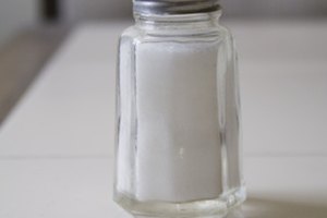 Una dieta con un alto contenido de sodio puede causar que la presión arterial se eleve.