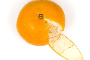 La piel de naranja ayuda a exfoliar la piel y puede permitir remover las espinillas.