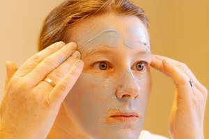 Aplicar un tratamiento de exfoliación químico en casa puede animarte a limpiar tu piel más seguido.