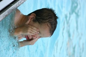 Frotar alcohol puede ayudar a prevenir la otitis de nadador.