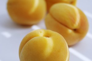 Los albaricoques son típicamente de un color amarillo a naranja.