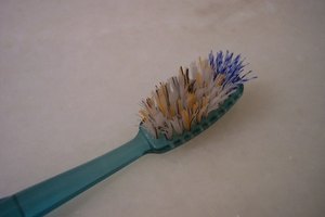 Utilizar un cepillo de dientes desgastados puede provocar la recesión de las encías.