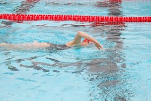 Los ejercicios aeróbicos en el agua son ideales para muchos adultos mayores.