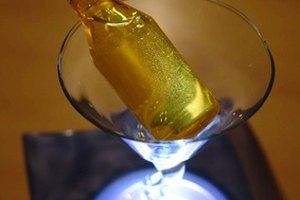 La deshidratación en el alcoholismo produce halitosis.