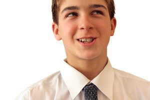Ayuda a los estudiantes a construir un armario escolar que cumpla con las regulaciones del código de vestimenta.