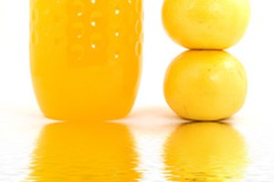 El jugo de naranja fortificado con calcio puede afectar la eficacia de la ciprofloxacina.