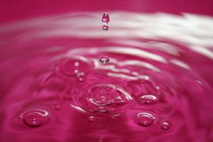 El exceso de ingesta de agua es la causa principal de bajas concentraciones de sodio, a través de los diuréticos, que aumentan los niveles de sodio en la orina y vómitos o diarrea, que deshidratan el cuerpo.