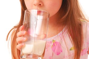 La leche de avena no contiene lactosa y es una alternativa ideal para la leche de vaca.