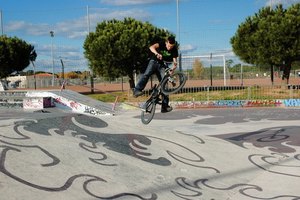 Montar en BMX provee de ejercicio y diversión.