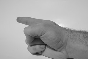 Un dedo con tendinitis del flexor necesita más tiempo para enderezarse, en comparación con otros dedos de la mano.