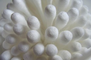 Los hisopos de algodón son mejores que las bolas de algodón, que pueden llegar a estar demasiado saturadas.