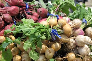 Los nabos con sus hojas te ofrecen dos vegetales en la misma compra.