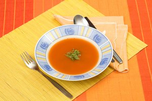 Una dieta de alimentos crudos pueden incluir sopas calientes.