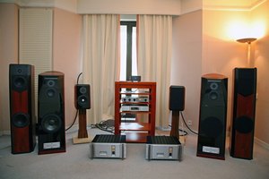 Para obtener el mejor sonido de tu equipo de audio, haz una prueba para asegurarte de que los altavoces estén en fase.