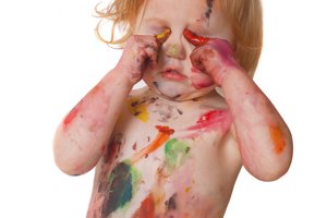 Desarrollar actividades de arte apropiadas pueden ser algo atractivo y divertido para los niños de un año de edad.