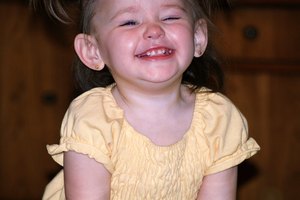 Tu bebé de seis meses puede mostrar varios signos de dentición como el babeo, la irritabilidad y la masticación constante.
