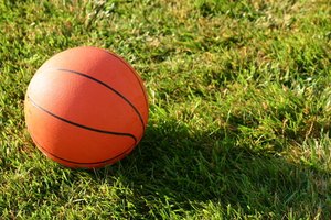 Una cancha de basketball al aire libre puede proporcionar entretenimiento y estado físico.