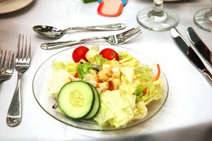 Reduce tu consumo de calorías comienzo alimentos de alto contenido de fibra, que sacian más.