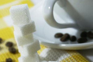 A pesar de que sabe a azúcar, el xilitol tiene sólo el 60 por ciento de las calorías que la sacarosa.